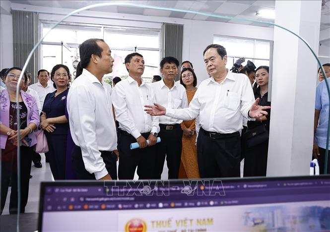 Chủ tịch Quốc hội Trần Thanh Mẫn thăm và làm việc tại Trung tâm Hành chính phường Phú Lợi (tỉnh Sóc Trăng cũ). Ảnh: Doãn Tấn - TTXVN