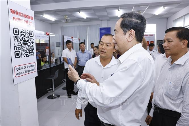 Chủ tịch Quốc hội Trần Thanh Mẫn trao đổi với cán bộ về phương thức cải cách thủ tục hành chính tại Trung tâm Hành chính phường Phú Lợi (tỉnh Sóc Trăng cũ). Ảnh: Doãn Tấn - TTXVN