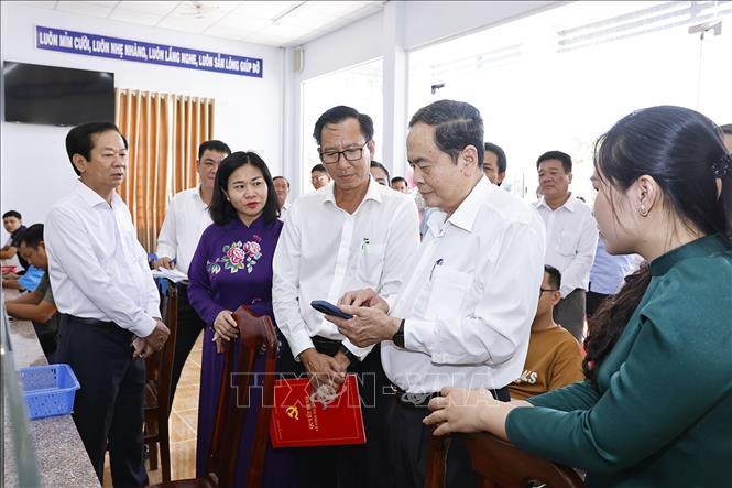 Chủ tịch Quốc hội Trần Thanh Mẫn trao đổi với cán bộ xã Thạch Hoà về ứng dụng công nghệ, sử dụng trợ lý ảo thông minh AI khi đi thăm và làm việc Trung tâm Hành chính xã Thạnh Hòa (Phụng Hiệp, Hậu Giang cũ). Ảnh: Doãn Tấn - TTXVN