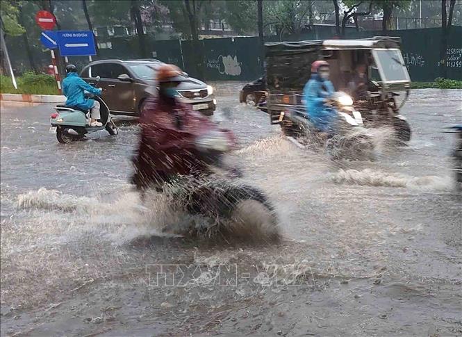 Chỉ sau vài phút mưa, tuyến phố Đào Tấn đã ngập úng diện rộng. Ảnh: Văn Điệp - TTXVN