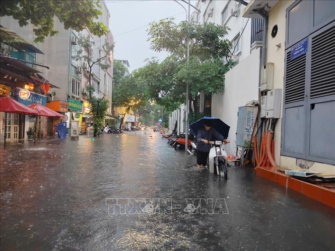 Nước ngập sâu trên phố Trần Quốc Toản. Ảnh: Hoàng Hiếu - TTXVN 