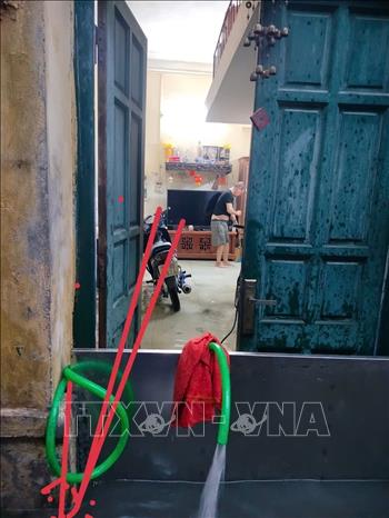 Nước dâng cao ảnh hưởng đến cuộc sống của nhiều hộ dân trên phố Trần Quốc Toản. Ảnh: Hoàng Hiếu - TTXVN