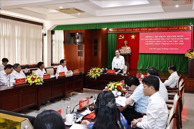 Chủ tịch Quốc hội Trần Thanh Mẫn làm việc với Thường trực Thành uỷ Cần Thơ. Ảnh: Doãn Tấn - TTXVN
