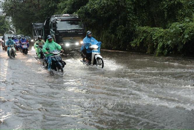 Ngập sâu trên phố Chu Huy Mân. Ảnh: Thành Phương - TTXVN 