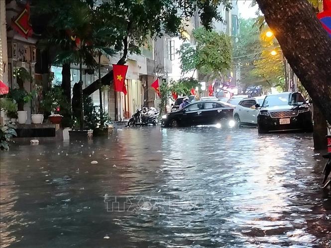Phó Bùi Thị Xuân ngập sâu, có nơi trên 50cm, nhiều xe phải quay đầu. Ảnh: Hoàng Hiếu - TTXVN