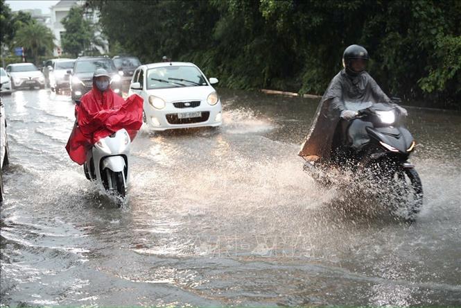 Ngập sâu trên phố Chu Huy Mân. Ảnh: Thành Phương - TTXVN 