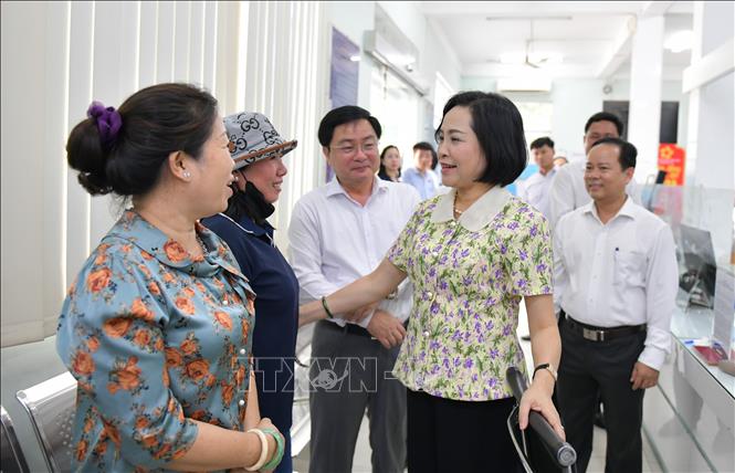 Phó Chủ tịch Quốc hội Nguyễn Thị Thanh kiểm tra hoạt động tại Trung tâm hành chính công xã Bến Lức. Ảnh: Bùi Giang - TTXVN
