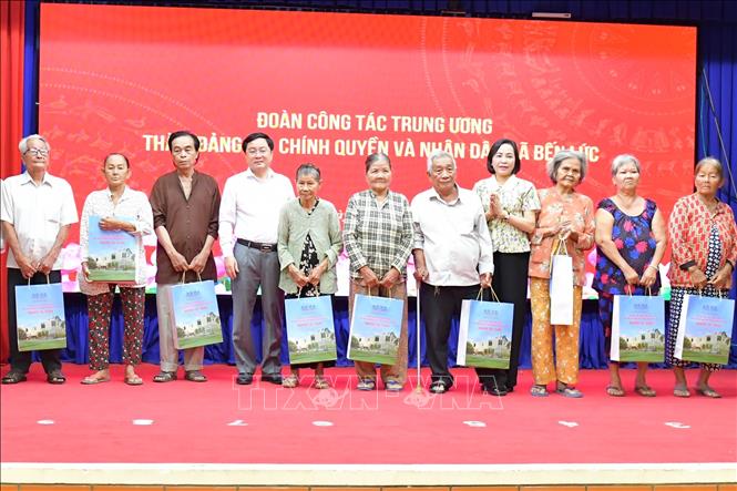 Phó Chủ tịch Quốc hội Nguyễn Thị Thanh tặng quà cho gia đình chính sách trên địa bàn xã Bến Lức. Ảnh: Bùi Giang - TTXVN
