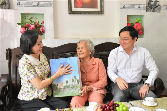 Phó Chủ tịch Quốc hội Nguyễn Thị Thanh thăm, tặng quà gia đình thương binh Nguyễn Thị Xinh (xã Bến Lức). Ảnh: Bùi Giang - TTXVN
