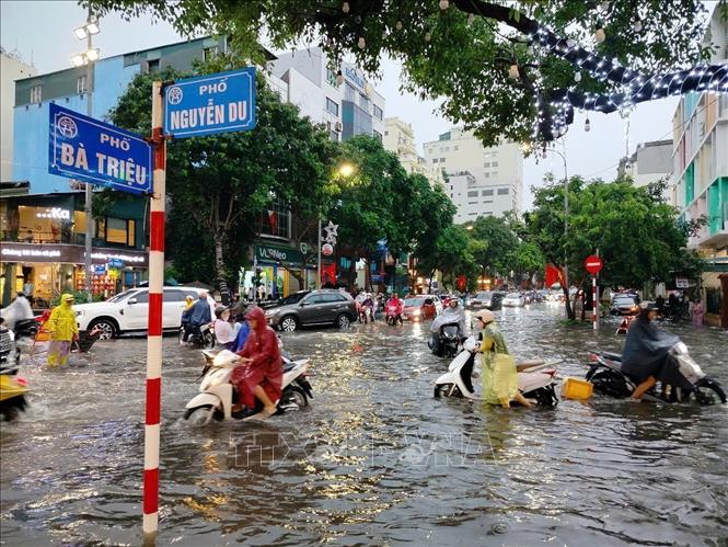 Phố Bà Triệu, Nguyễn Du ngập sâu, các phương tiện di chuyển khó khăn. Ảnh: Hoàng Hiếu - TTXVN