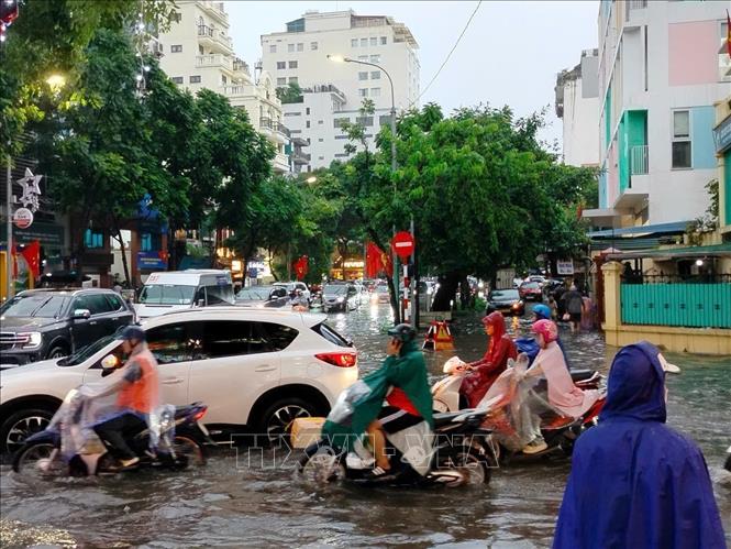 Phố Bà Triệu, Nguyễn Du ngập sâu, các phương tiện di chuyển khó khăn. Ảnh: Hoàng Hiếu - TTXVN