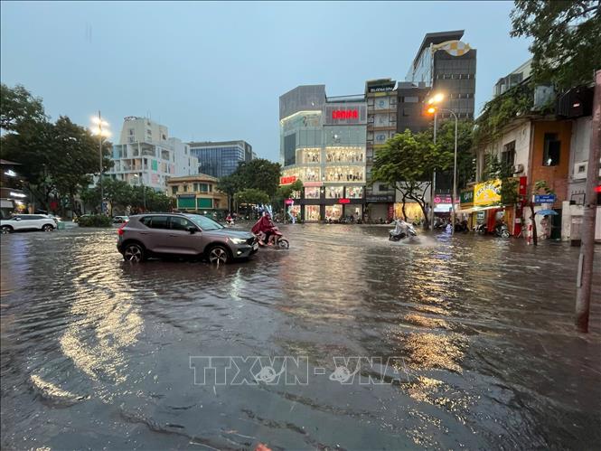 Phố Bà Triệu, Nguyễn Du ngập sâu, các phương tiện di chuyển khó khăn. Ảnh: Diệu Anh - TTXVN
