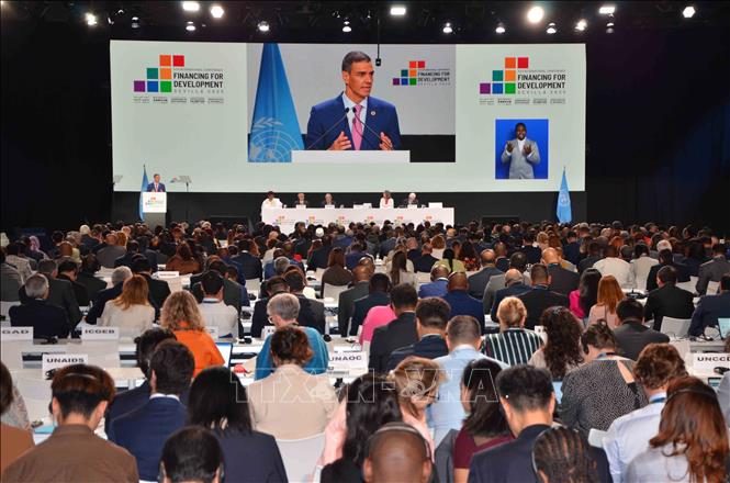 Thủ tướng Tây Ban Nha Pedro Sánchez phát biểu khai mạc Hội nghị FfD4.  Ảnh: TTXVN