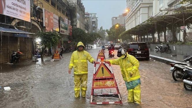 Đoạn đường Mạc Thị Bưởi được tiêu thoát nước khẩn đảm bảo an toàn giao thông. Ảnh: TTXVN