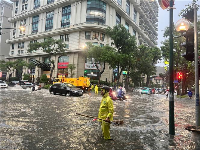 Ngã tư Phan Bội Châu và Lý Thường Kiệt bị ngập sâu. Ảnh: Nguyễn Thắng - TTXVN