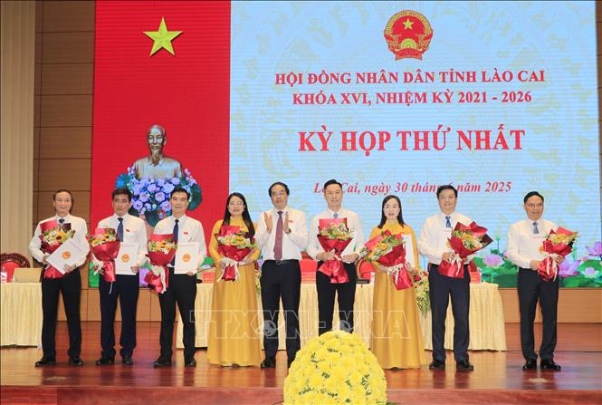 Bí thư Tỉnh ủy, Chủ tịch HĐND tỉnh Lào Cai Trịnh Xuân Trường chúc mừng lãnh đạo các Ban HĐND tỉnh Lào Cai. Ảnh: Tiến Khánh - TTXVN