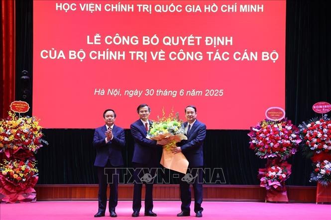 Lãnh đạo Tỉnh ủy Ninh Bình chúc mừng ông Đoàn Minh Huấn. Ảnh: Văn Điệp – TTXVN
