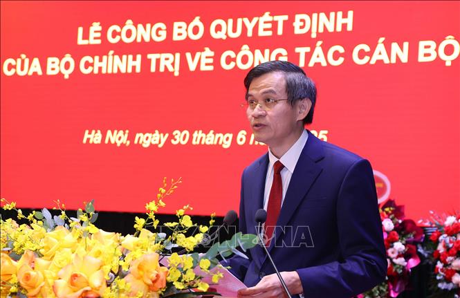 Ông Đoàn Minh Huấn phát biểu nhận nhiệm vụ. Ảnh: Văn Điệp – TTXVN