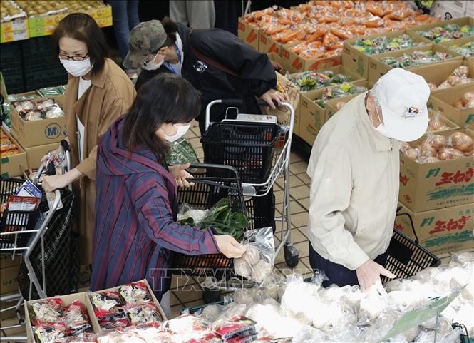 Người tiêu dùng mua sắm tại siêu thị ở Tokyo, Nhật Bản. Ảnh: Kyodo/TTXVN
