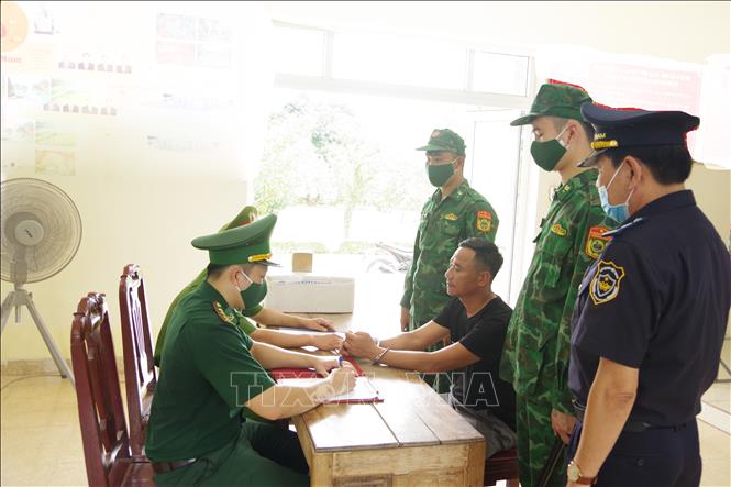 Cơ quan chức năng lấy lời khai đối tượng. Ảnh: TTXVN phát