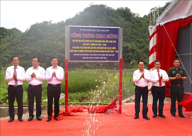 Lãnh đạo tỉnh Lạng Sơn thực hiện nghi thức khởi công công trình Toà nhà làm việc liên ngành cho các lược lượng chức năng tại khu vực đường chuyên dụng vận chuyển hàng hóa mốc 1088/2-1089 cửa khẩu Tân Thanh. Ảnh: Quang Duy - TTXVN