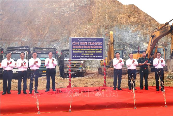 Lãnh đạo tỉnh Lạng Sơn thực hiện nghi thức khởi công dự án mở rộng đường chuyên dụng vận chuyển hàng hoá khu vực mốc 1119 – 1120 cửa khẩu quốc tế Hữu Nghị từ 6 làn lên 14 làn xe. Ảnh: Quang Duy – TTXVN