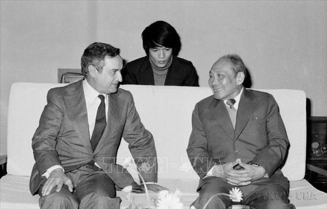 Đồng chí Võ Chí Công, Ủy viên Bộ Chính trị, Bí thư Trung ương Đảng tiếp đồng chí Octávio Pato, Ủy viên Ban Chủ tịch, Bí thư TW Đảng Cộng sản Bồ Đào Nha thăm Việt Nam (Hà Nội, 11/3/1985). Ảnh: Minh Điền - TTXVN