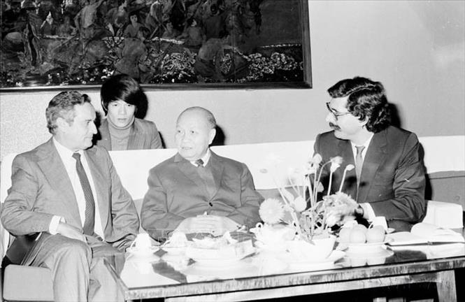 Chủ tịch Hội đồng Nhà nước Trường Chinh tiếp đồng chí Octávio Pato, Ủy viên Ban Chủ tịch, Bí thư TW Đảng Cộng sản Bồ Đào Nha thăm Việt Nam (Hà Nội, 18/3/1985). Ảnh: Minh Điền - TTXVN
