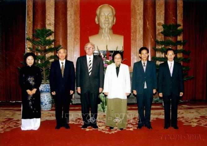 Đại sứ toàn quyền nước Cộng hòa Bồ Đào Nha Gabriel Mariada Costa Mesquita De Brico trình thư ủy nhiệm đến Phó Chủ tịch nước Nguyễn Thị Bình (Hà Nội, 16/1/1996). Ảnh: Nguyễn Khang - TTXVN