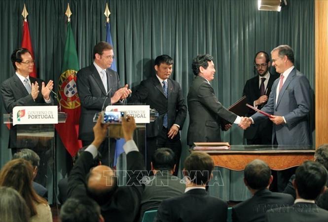 Thủ tướng Nguyễn Tấn Dũng và Thủ tướng Bồ Đào Nha Pedro Passos Coelho chứng kiến Lễ ký Bản ghi nhớ thỏa thuận hợp tác du lịch giữa Bộ Văn hóa, Thể thao và Du lịch và Bộ Kinh tế Bồ Đào Nha (Lisbon, 3/6/2015). Ảnh: Đức Tám – TTXVN