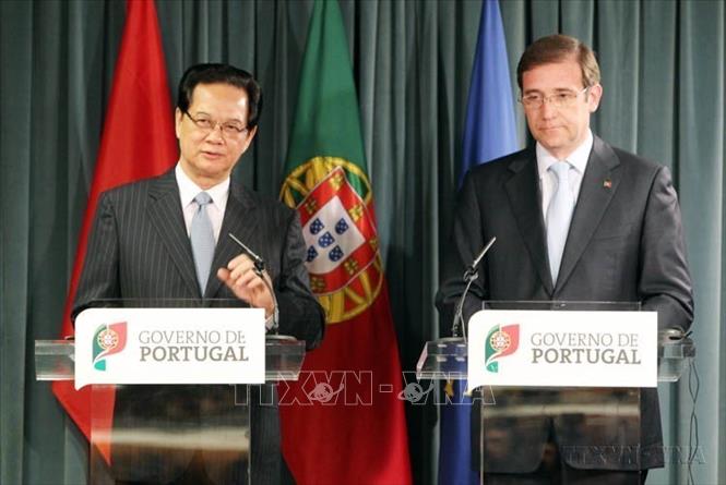 Thủ tướng Nguyễn Tấn Dũng và Thủ tướng Bồ Đào Nha Pedro Passos Coelho gặp gỡ báo chí sau hội đàm (Lisbon, 3/6/2015). Ảnh: Đức Tám – TTXVN