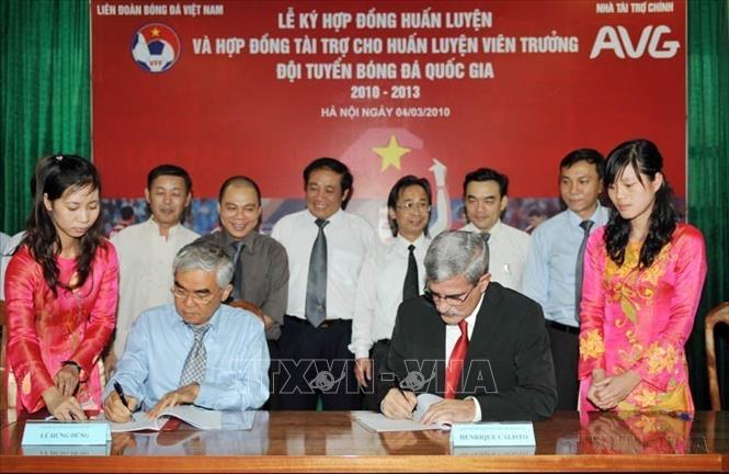 Lễ ký hợp đồng giữa HLV Henrique Calisto (Bồ Đào Nha) và Liên đoàn Bóng đá Việt Nam. Ông là HLV trưởng các đội tuyển bóng đá quốc gia Việt Nam trong thời gian 3 năm (2010-2013). Ảnh: Quốc Khánh-TTXVN