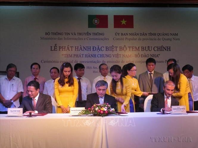 Bộ Thông tin và Truyền thông, Bộ Ngoại giao, Tổng Công ty Bưu điện Việt Nam phối hợp với UBND tỉnh Quảng Nam tổ chức Lễ phát hành đặc biệt bộ tem bưu chính “Tem phát hành chung Việt Nam - Bồ Đào Nha” (Đà Nẵng, 1/7/2016). Ảnh: Đoàn Hữu Trung - TTXVN