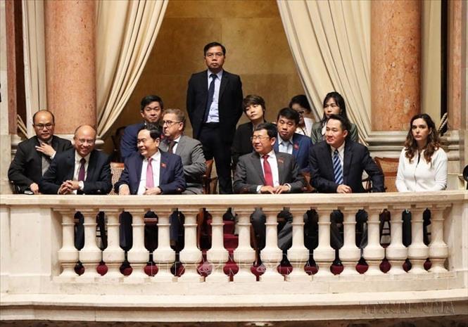 Phó Chủ tịch thường trực Quốc hội Trần Thanh Mẫn và Đoàn đại biểu Quốc hội Việt Nam tham quan phòng họp toàn thể Quốc hội Bồ Đào Nha (14/11/2023). Ảnh: Hương Giang - TTXVN