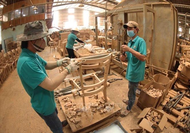 Các mặt hàng xuất khẩu chính của Việt Nam sang Bồ Đào Nha gồm: điện thoại, máy vi tính, sản phẩm điện tử và linh kiện, thủy sản, cà phê,... Trong ảnh: Sản phẩm gỗ xuất khẩu của Công ty sản xuất đồ gỗ Hiệp Long, phường An Phú, thị xã Thuận An, tỉnh Bình Dương. Ảnh: Vũ Sinh - TTXVN