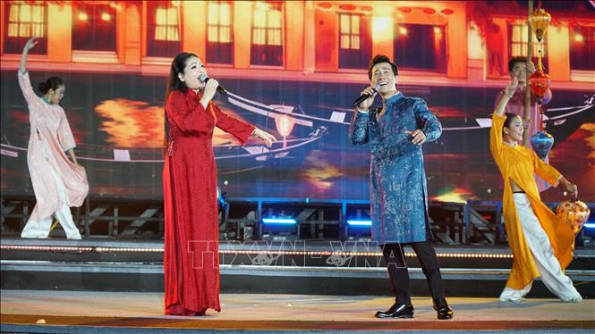 Chương trình thu hút sự tham gia của nhiều ca sỹ, nghệ sỹ nổi tiếng. Ảnh: Quốc Dũng - TTXVN                              