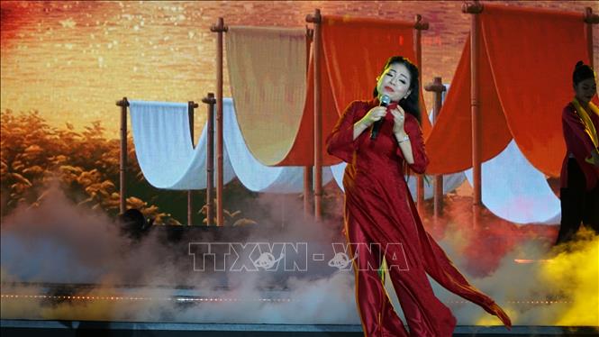 Ca sỹ Anh Thư biểu diễn trong chương trình. Ảnh: Quốc Dũng - TTXVN                               