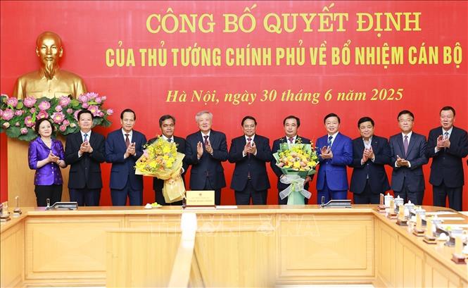 Prime Minister Pham Minh Chinh presents his decisions appointing two provincial Party secretaries to deputy-ministerial level positions, at a conference on June 30. VNA Photo: Dương Giang
