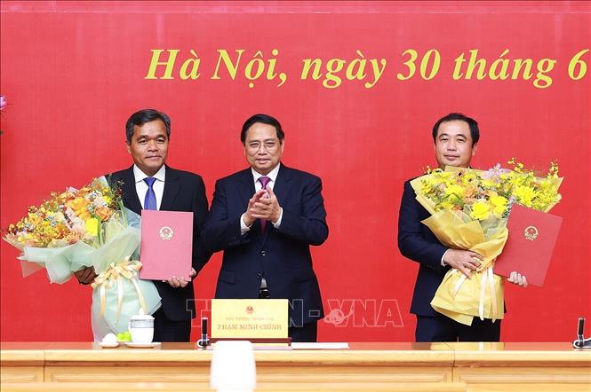 Prime Minister Pham Minh Chinh presents his decisions appointing two provincial Party secretaries to deputy-ministerial level positions, at a conference on June 30. VNA Photo: Dương Giang