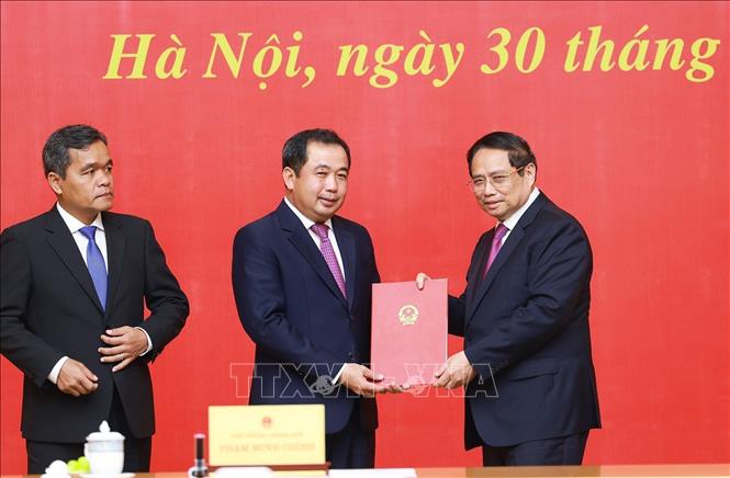 Prime Minister Pham Minh Chinh presents his decision appointing Tran Duc Thang, Party Central Committee member and Secretary of the Hai Duong provincial Party Committee as Standing Deputy Inspector General of Government Inspectorate. VNA Photo: Dương Giang