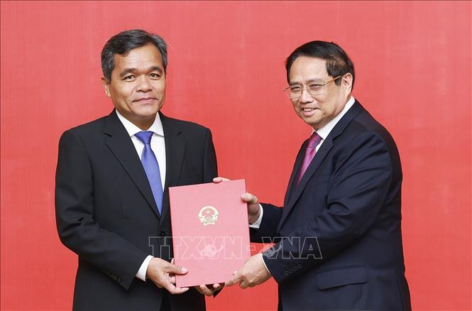 Prime Minister Pham Minh Chinh presents his decision appointing Ho Van Nien, Party Central Committee member and Secretary of the Gia Lai provincial Party Committee as Standing Deputy Minister of Ethnic and Religious Affairs. VNA Photo: Dương Giang
