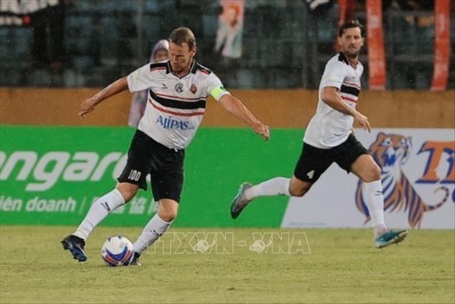 Pha chuyền bóng của đội trưởng Teddy Sheringham. Ảnh: Minh Quyết - TTXVN