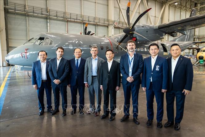 Phó Thủ tướng Hồ Đức Phớc và đại biểu cấp cao Việt Nam tại xưởng lắp ráp máy bay của Airbus Seville. Ảnh: Ngọc Hiệp-PV TTXVN tại châu Âu