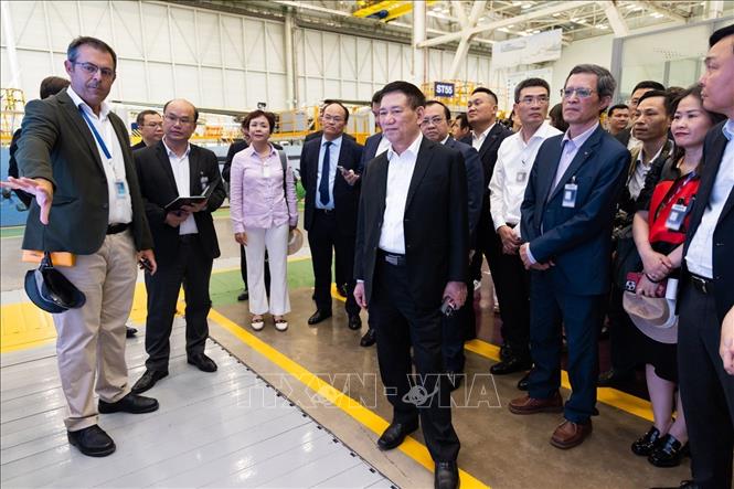 Đại diện xưởng lắp ráp nhà máy Airbus giới thiệu với Phó Thủ tướng Hồ Đức Phớc về quá trình lắp ráp máy bay vận tải. Ảnh: Ngọc Hiệp-PV TTXVN tại châu Âu
