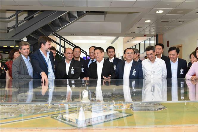 Đại diện nhà máy Airbus Seville giới thiệu với Phó Thủ tướng Hồ Đức Phớc và đoàn công tác về quy mô của nhà máy. Ảnh: Ngọc Hiệp-PV TTXVN tại châu Âu