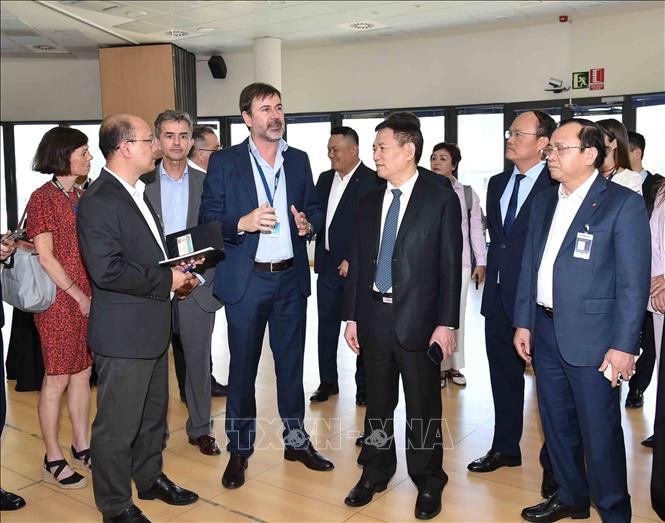 Đại diện nhà máy Airbus giới thiệu với Phó Thủ tướng Hồ Đức Phớc về các nội dung đảm bảo an toàn trước khi thăm xưởng lắp ráp. Ảnh: Ngọc Hiệp-PV TTXVN tại châu Âu