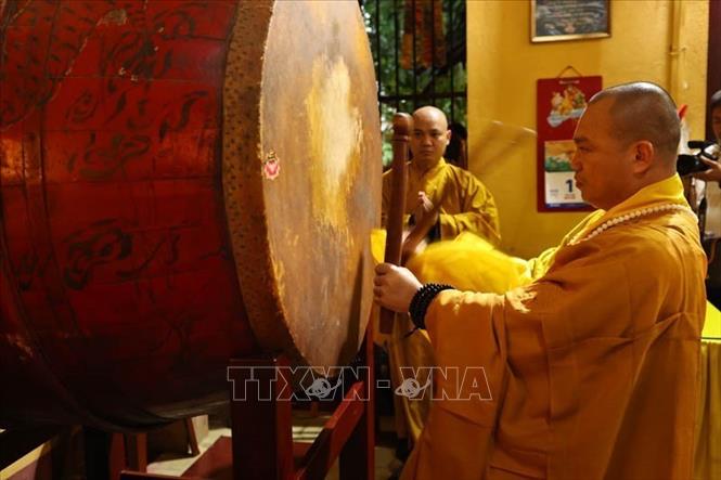 Tại chùa Quán Sứ (Hà Nội) – trụ sở của Trung ương Giáo hội hội Phật giáo Việt Nam, đúng 6 giờ sáng, sư tăng cử ba hồi chuông trống bát nhã. Ảnh: Minh Đức - TTXVN


