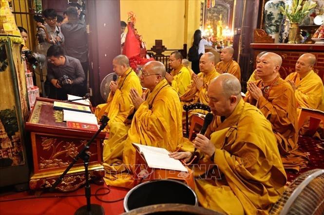 Tăng, Ni  tụng kinh cầu nguyện hòa bình, tạo nên trường lực thanh tịnh, lan tỏa năng lượng từ bi và trí tuệ đến muôn phương. Ảnh: Minh Đức – TTXVN


