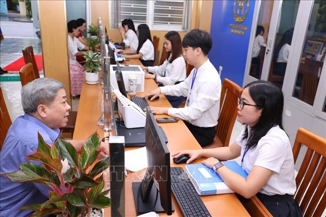 Cán bộ phường Cửa Nam tiếp công dân, sáng 1/7/2025. Ảnh: Văn Điệp - TTXVN