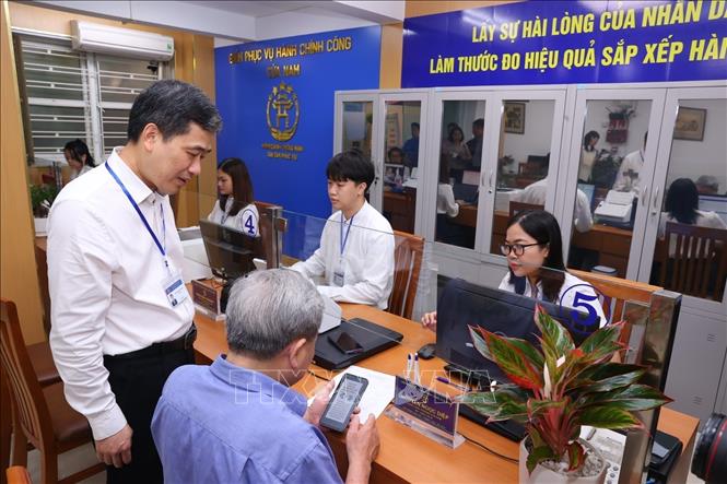 Cán bộ phường Cửa Nam tiếp công dân, sáng 1/7/2025. Ảnh: Văn Điệp - TTXVN